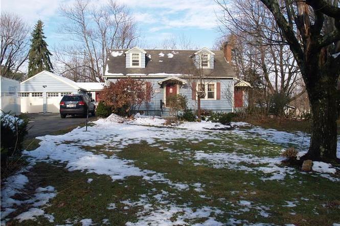 MODERN DAY pitures of the OLD FLOYD HOUSE found on a REALTY Website! Wowza...it looks...KINDA the same! Still though...that paint job...yuck...BROWN was so much BETTA!