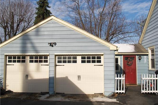 That is the garage in which the storied 'Thumb-Saw Incident' of 1997 occurred (which will be discussed in more detail in a future Pocket-In-Time Story!)!